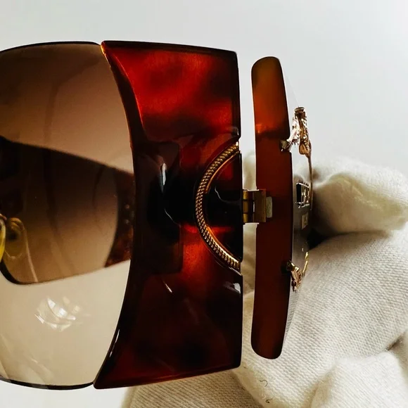 Prada Tortoise Shell Sunglasses Vintage Made in Italy display picture 2